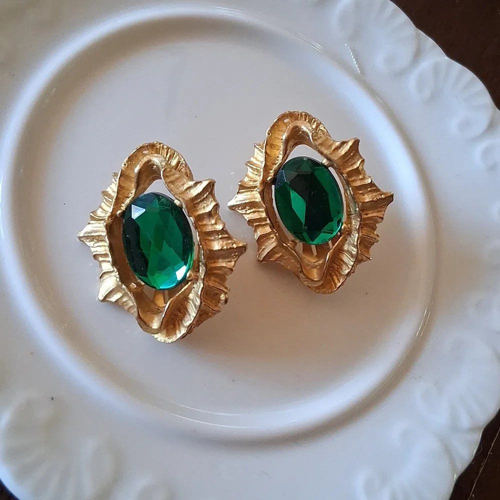 Vintage Clip-on Gold-Tone Earrings with Emerald Green - Picture 12 of 13